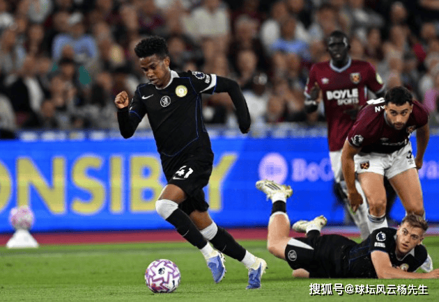 切尔西客场5-1横扫西汉姆联,凭借净胜球优势暂登英超榜首