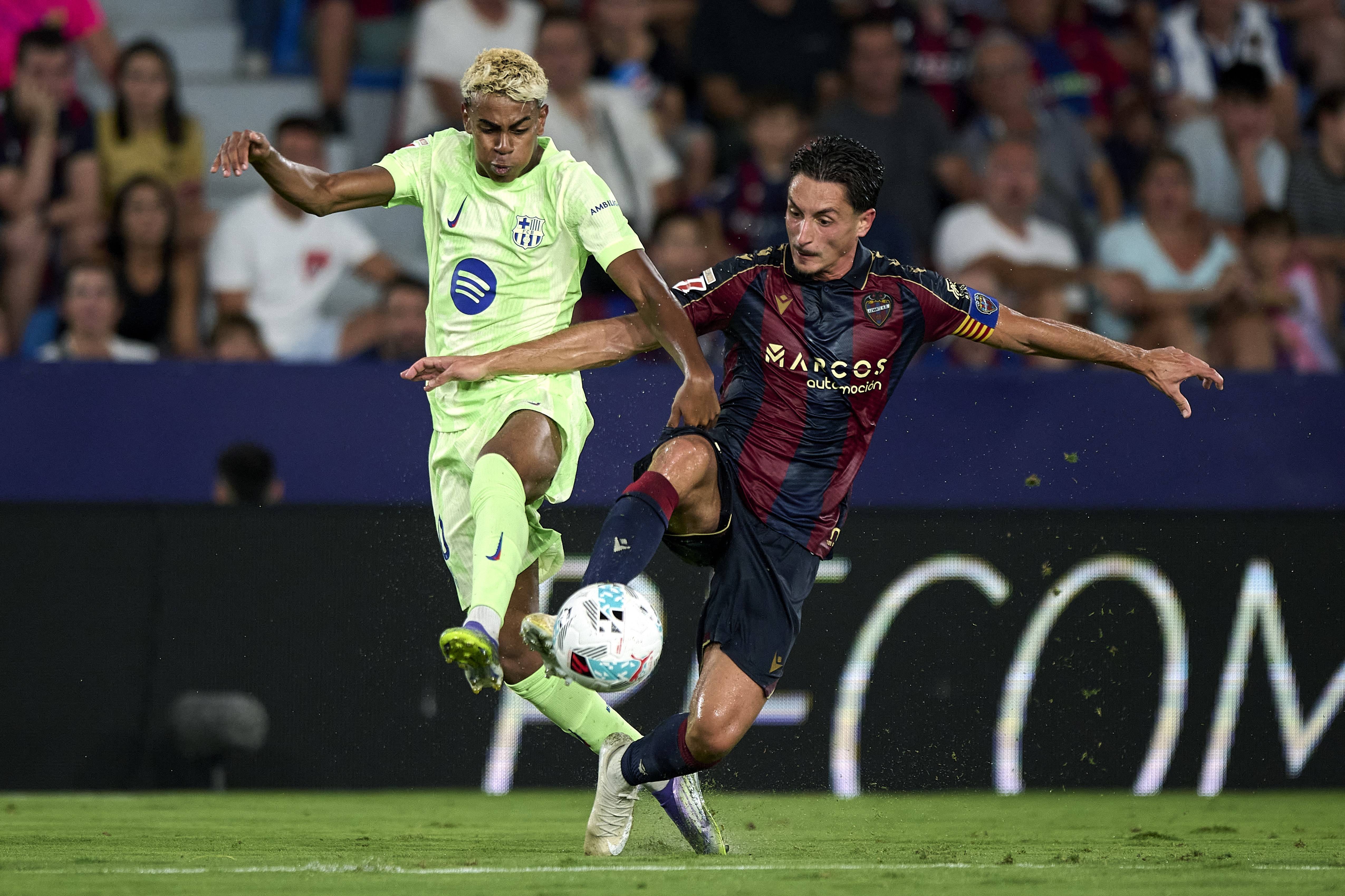 (体育)足球——西甲:巴塞罗那胜莱万特