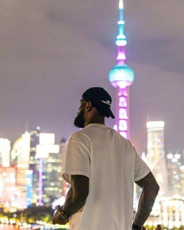 詹姆斯开启第15次中国行 晒与东方明珠塔合影