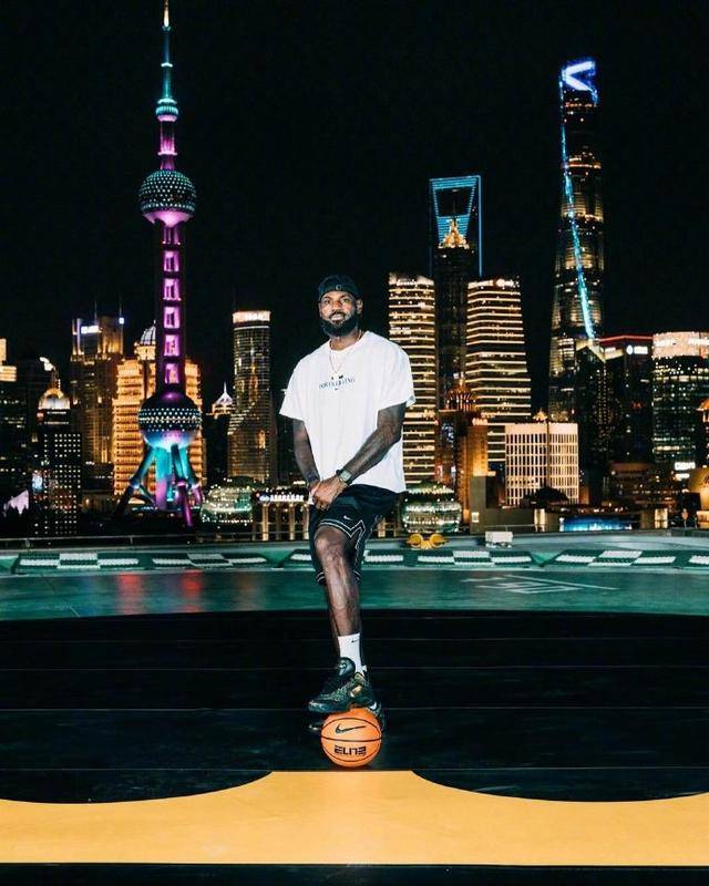 詹姆斯开启第15次中国行 晒与东方明珠塔合影