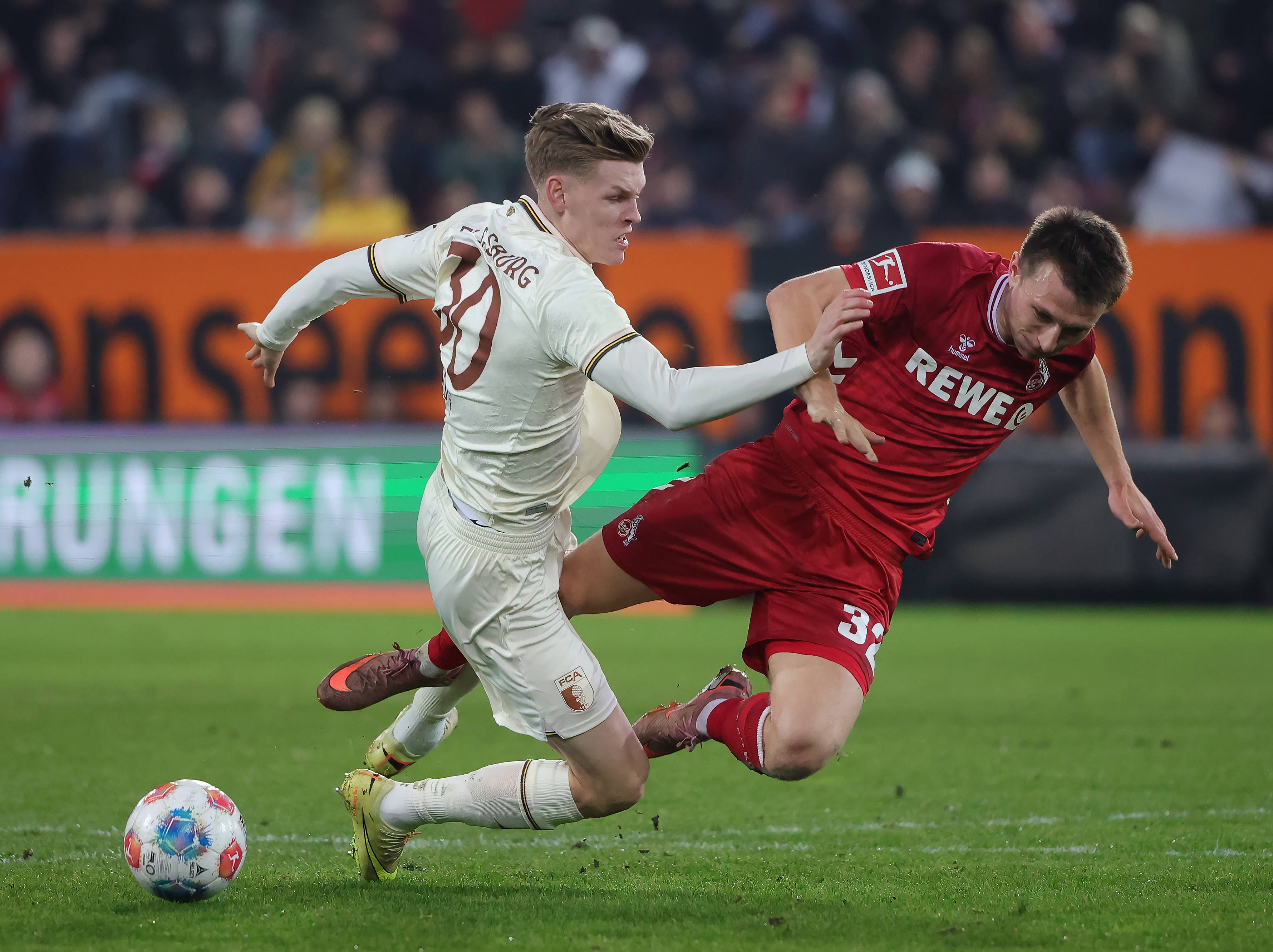 （体育）足球——德甲：奥格斯堡胜科隆