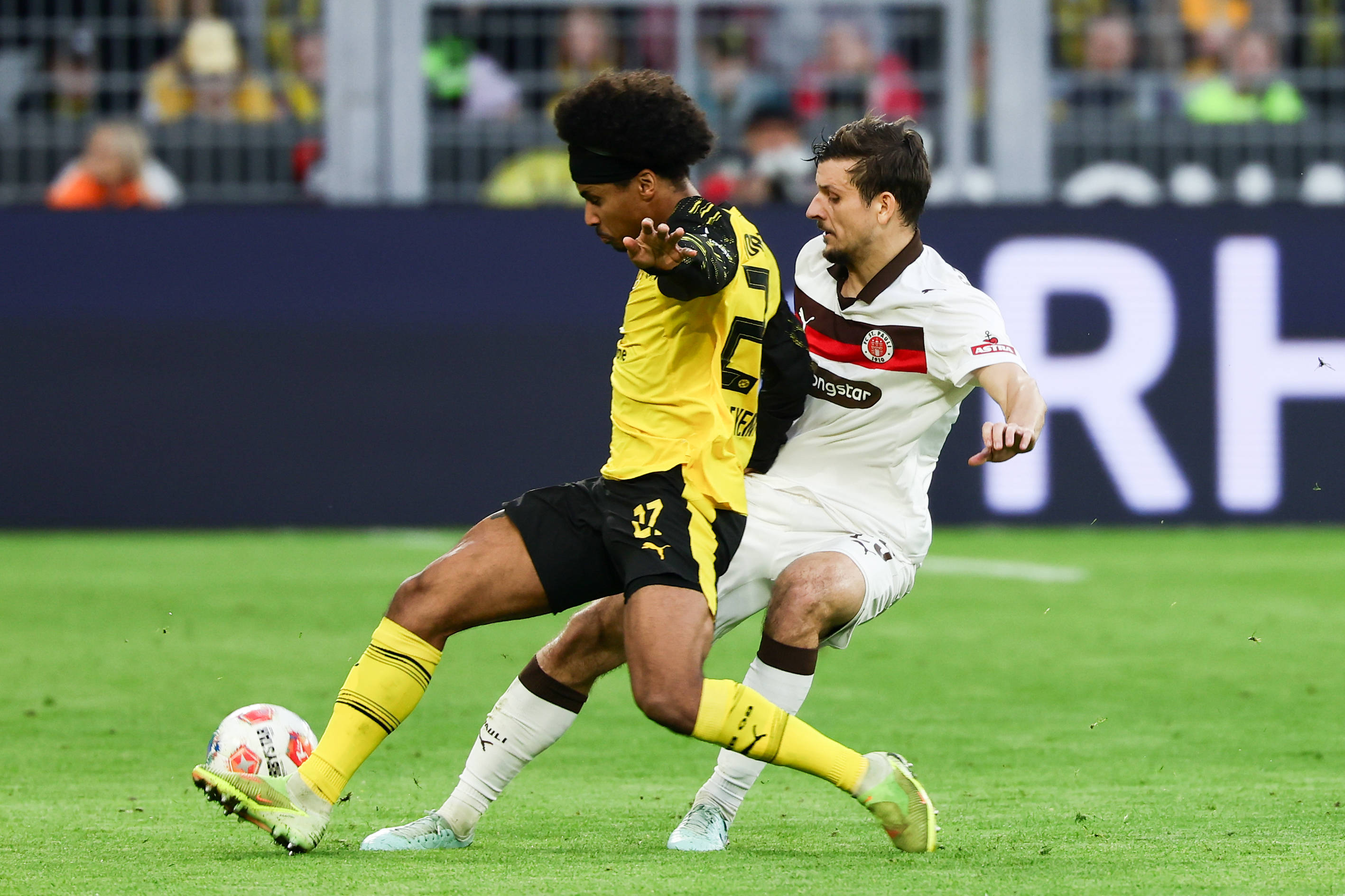 （体育）足球——德甲：多特蒙德胜圣保利